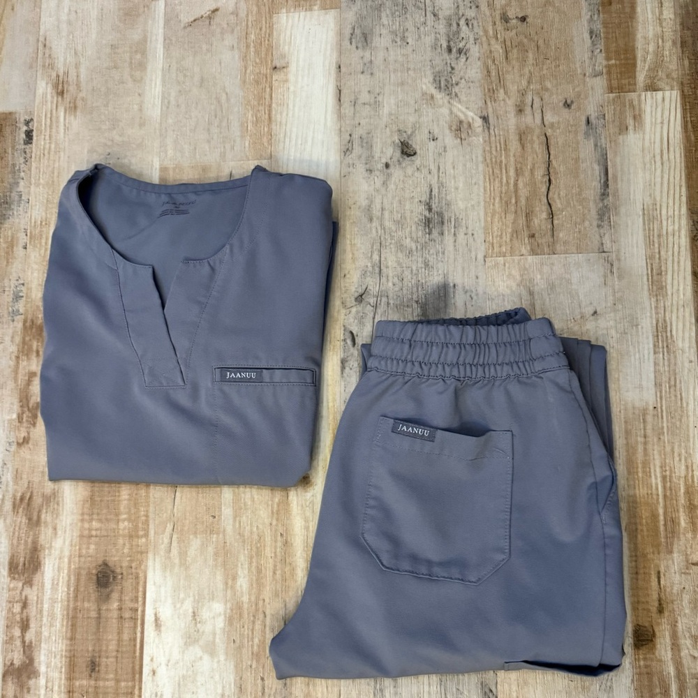 Jaanuu gray scrub set. Size med